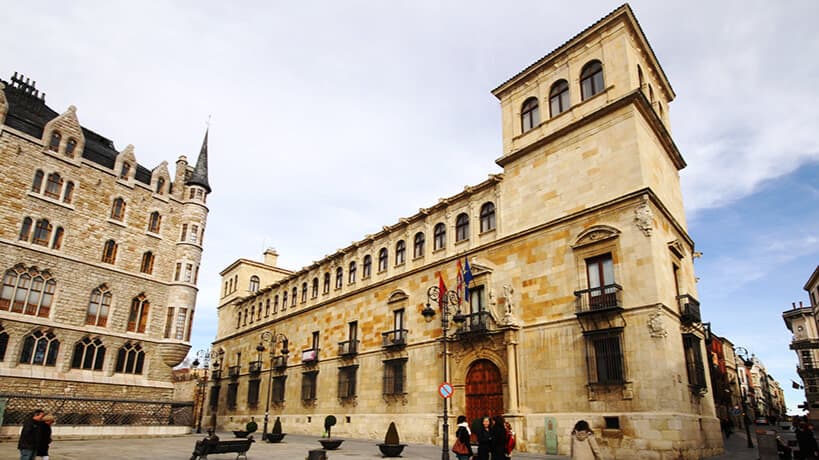 Guzmanes Palace