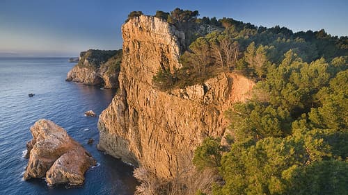 Recorre les rutes de senderisme a Punta Ventosa i Bunkers i ruta e-bikes massís del Montgrí en L'Escala