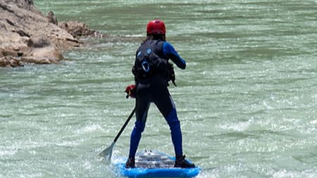 Paddle surf sur la rivière, à Murillo de Gállego